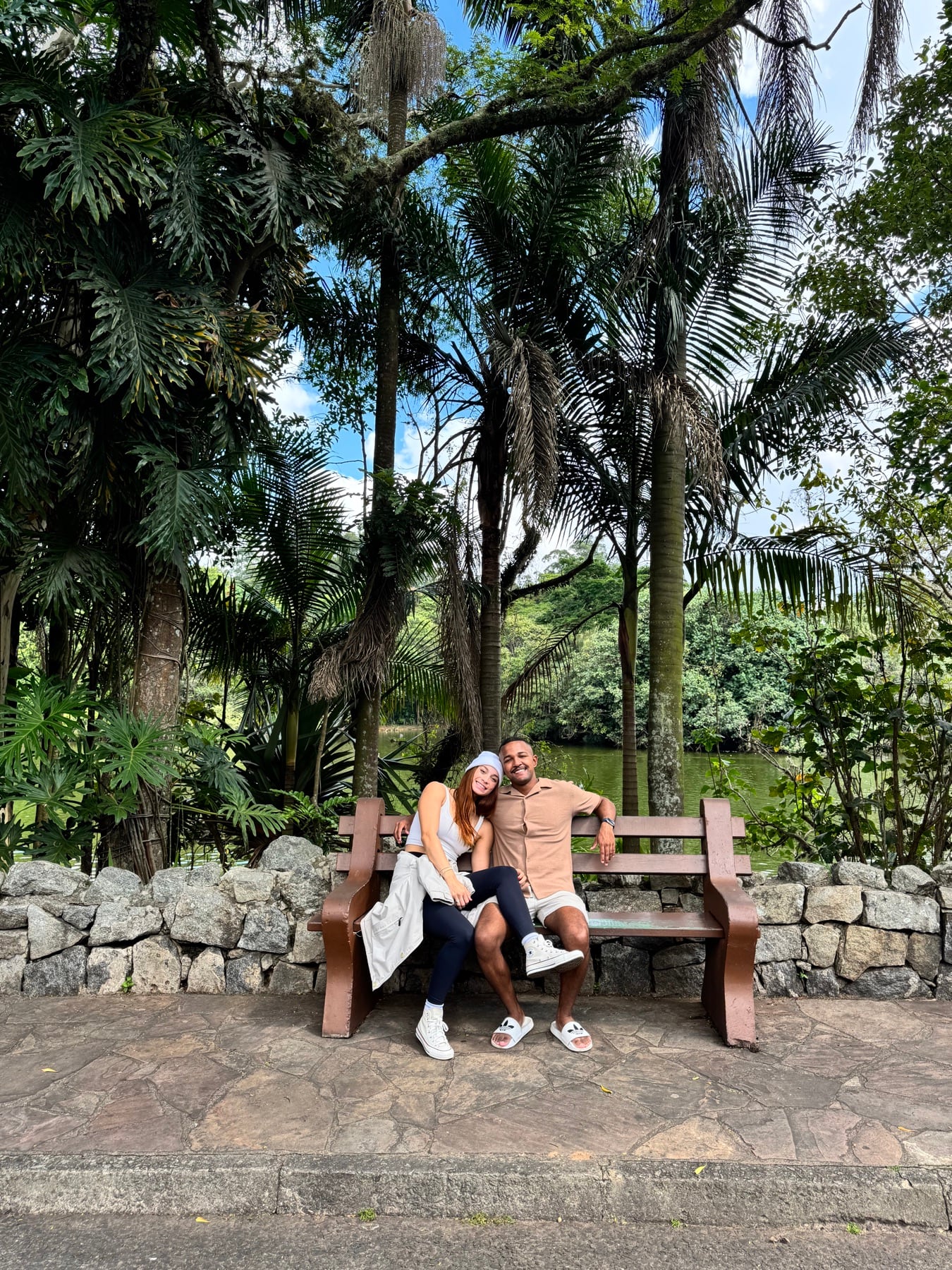 Thiago e Elizabeth, fundadores da milhandoadois, em meio à natureza
