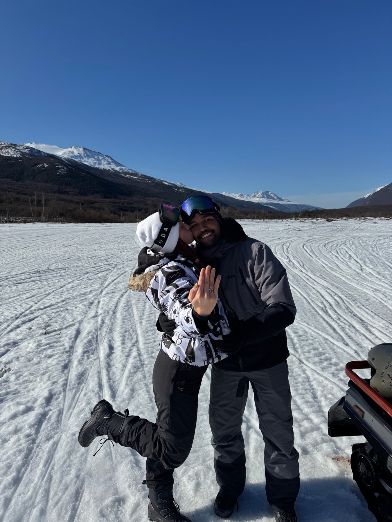 Thiago e Elizabeth em uma paisagem de neve