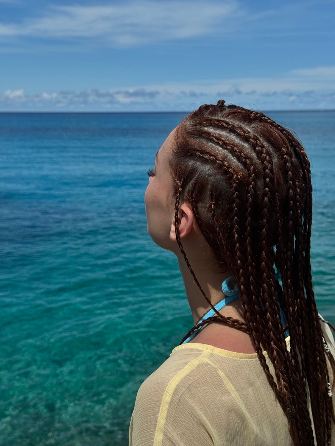 Elizabeth contemplando o mar azul